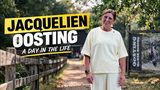 Jacqueline Oosting op het pad langs de stallen, beeld uit de video